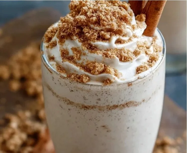 High-protein cinnamon roll shake with low carbs in a glass