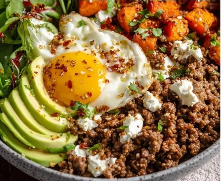 Hot honey glazed beef bowl for healthy meal prep featuring vibrant veggies.